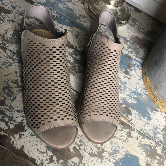 Soda Faux Leather Light Tan Cage Style Peep Toe SANDALS NWOB - Picture 2 of 12